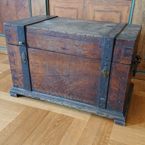 Datei:Pyrmonter-Zolltruhe2.jpg