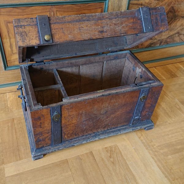 Datei:Pyrmonter-Zolltruhe1.jpg