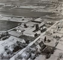 Holzfabrik Schulze in den 1950er Jahren. In der Mitte der Mittelweg,heute Bürgermeister-Hilker-Straße