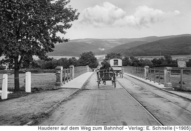 Datei:1907-Hauderer-auf-Weg-zum-Bahnhof.jpg