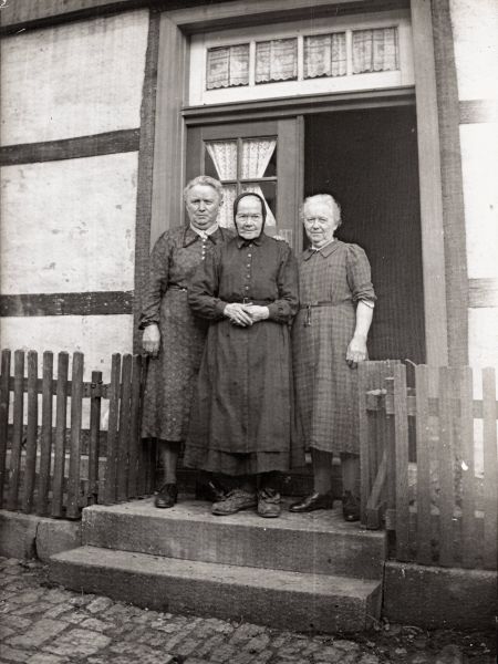 Datei:Unbekannte-Frauen.jpg