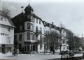 Haus Damköhler in den 1930er Jahren. Vorn links Porzellan Weitz, dann Spielwaren Froebel, ab Anfang 1960er Breitschwert. Zwischen den Gebäuden verlief eine schmale Gasse, an deren Ende ein kleiner Blumenladen war. Eigentümer war Hoffmann (Gärtnerei am Helvetiushügel). Vor Hoffmann hieß der Eigentümer des Blumenlädchens Adamek.